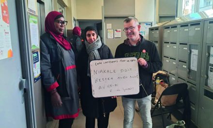 Niakalé reste travailler sur son lieu de travail grâce à la mobilisation des habitants et fait échouer la clause de mobilité